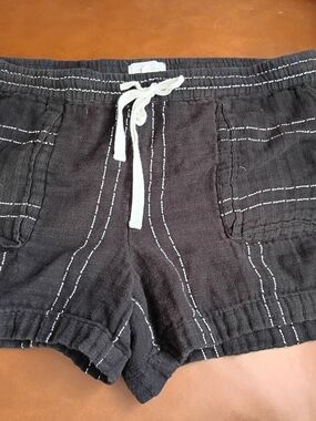 Lou & Grey Black Linen-Blend Drawstring Athletic Shorts with White Stitching